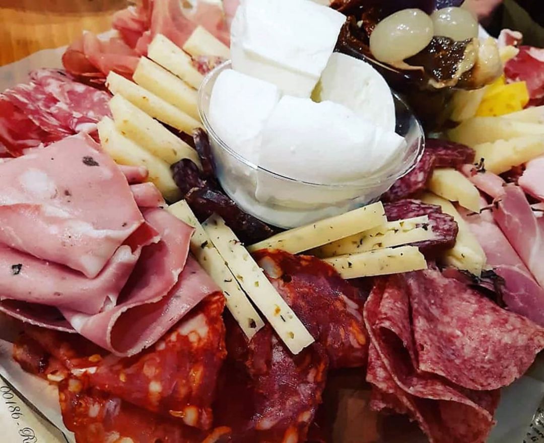 Embutido, queso y encurtidos italianos en la Antica Bottega Di Norcia Embutido, queso y encurtidos italianos en la Antica Bottega Di Norcia