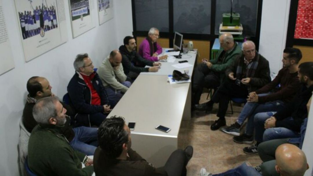 Momento de la reunión de la Junta con los capitanes Momento de la reunión de la Junta con los capitanes