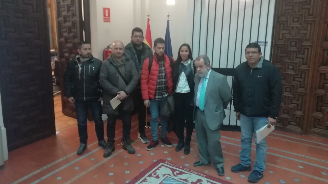 Solicitantes de asilo se reúnen con el Defensor del Pueblo para contar que duermen en la calle