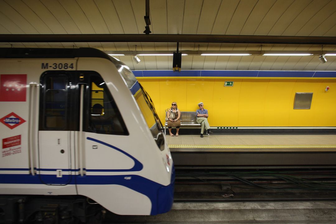 Pasajeros esperan para subir al Metro. Pasajeros esperan para subir al Metro.