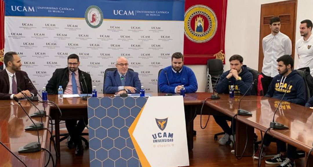 José Luis Mendoza, tercero por la izquierda, en la presentación del equipo de eSports de la UCAM José Luis Mendoza, tercero por la izquierda, en la presentación del equipo de eSports de la UCAM