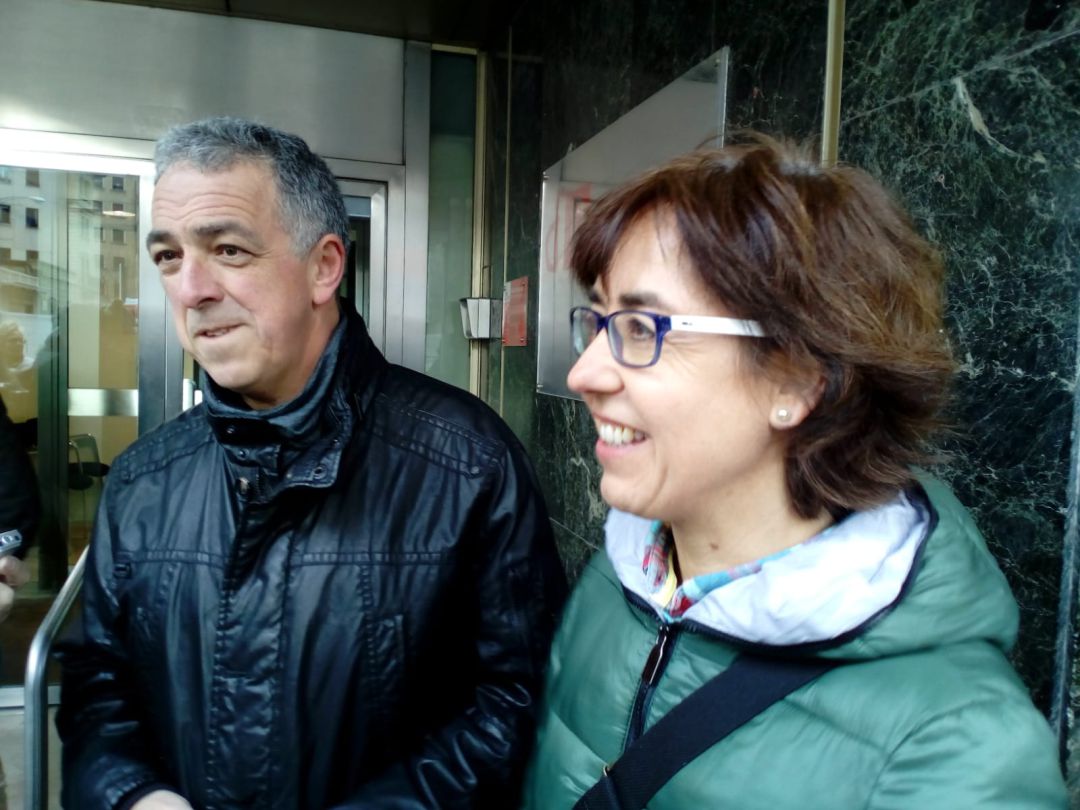 Mikel Manzano y Arantza Altuna, padres del joven guipuzcoano Mikel, fallecido el 11 de enero en la N-121-A junto a su amigo Xabier Taberna Telletxea. Los familiasres de las víctimas acudieron a la sede del Defensor del Pueblo de Navarra antes de acudir al Parlamento de Navarra. Mikel Manzano y Arantza Altuna, padres del joven guipuzcoano Mikel, fallecido el 11 de enero en la N-121-A junto a su amigo Xabier Taberna Telletxea. Los familiasres de las víctimas acudieron a la sede del Defensor del Pueblo de Navarra antes de acudir al Parlamento de Navarra.
