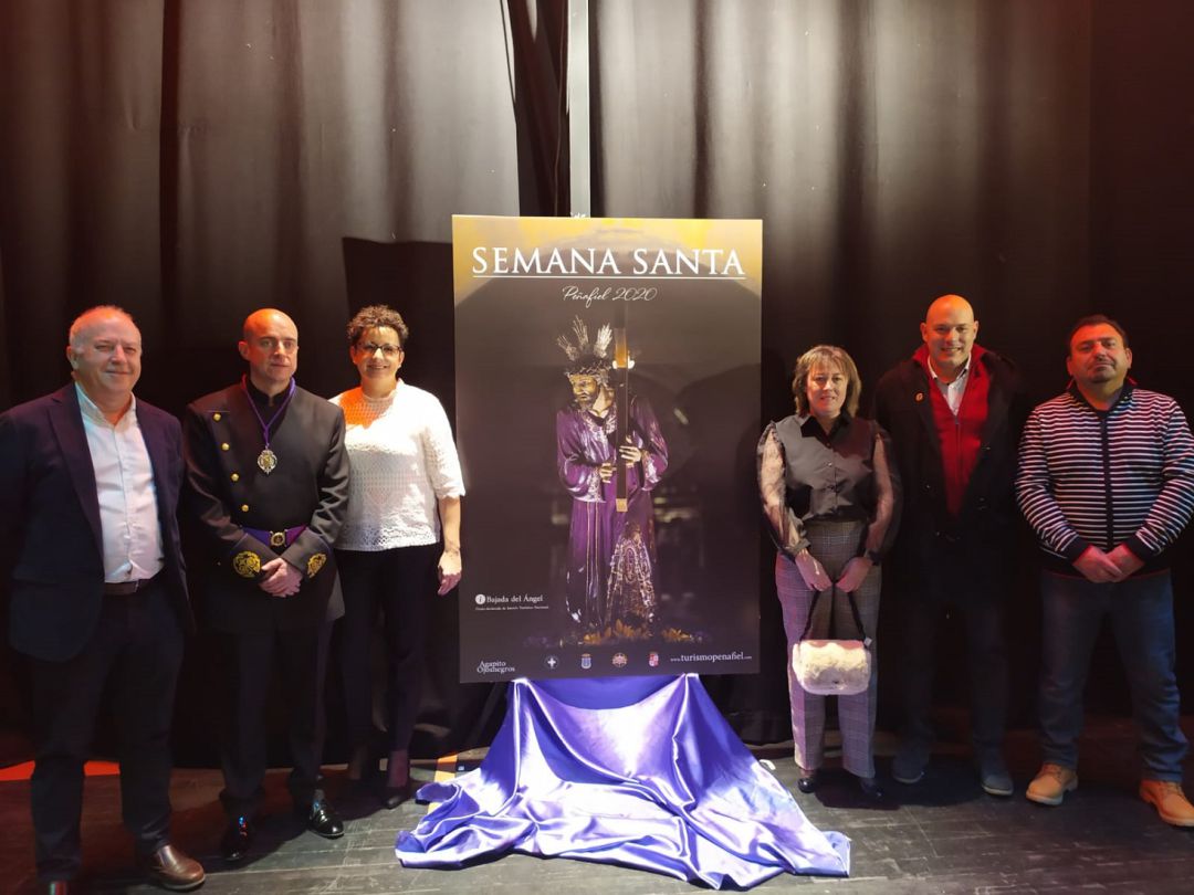 Los representantes de la Junta de Cofradías de Semana Santa junto al alcalde, Elías Arranz (d) durante la presentación del cartel. Los representantes de la Junta de Cofradías de Semana Santa junto al alcalde, Elías Arranz (d) durante la presentación del cartel.