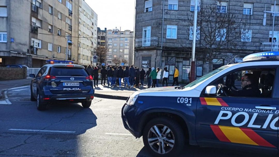 La Policía requisa bengalas y drogas a aficionados antes del partido Racing de Ferrol - Pontevedra La Policía requisa bengalas y drogas a aficionados antes del partido Racing de Ferrol - Pontevedra