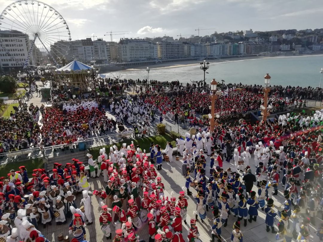 Tambores y barriles txikis a la espera de que comience la tamborrada infantil. Tambores y barriles txikis a la espera de que comience la tamborrada infantil.