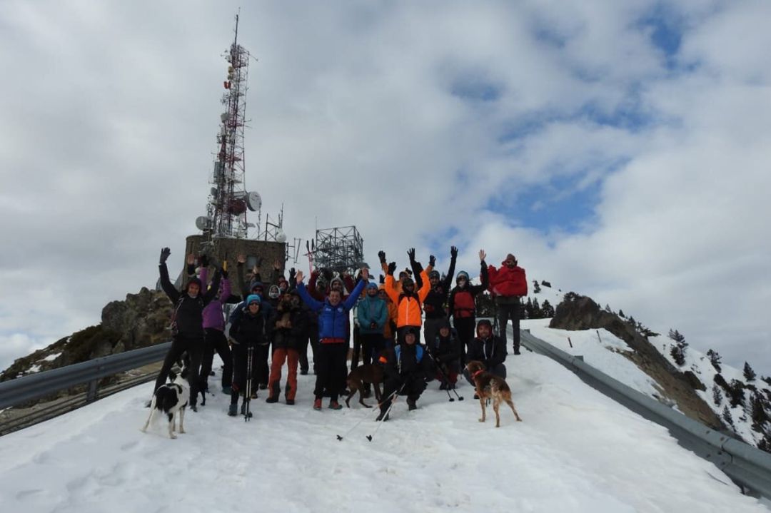 Uns cinquanta ciutadans han pujat aquest diumege al pic de Carroi en una marxa contra la construcció del telefèric. Uns cinquanta ciutadans han pujat aquest diumege al pic de Carroi en una marxa contra la construcció del telefèric.