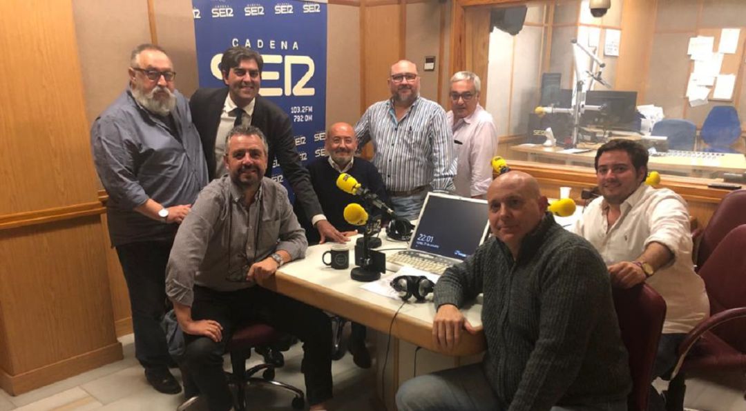 El equipo de Cruz de Guía en el estudio central de Radio Sevilla El equipo de Cruz de Guía en el estudio central de Radio Sevilla