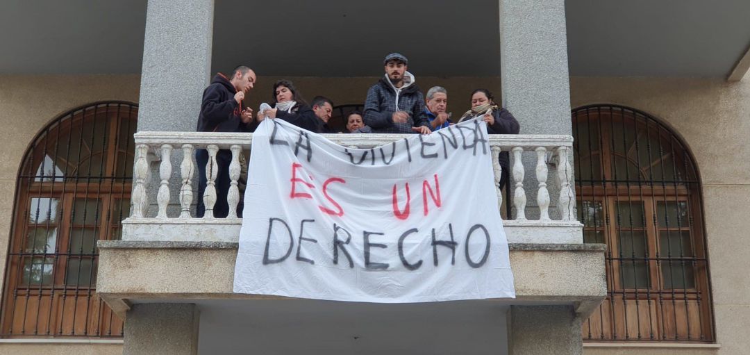 Encierro en el Ayuntamiento de San Juan para evitar el desahucio de una madre y dos menores Encierro en el Ayuntamiento de San Juan para evitar el desahucio de una madre y dos menores