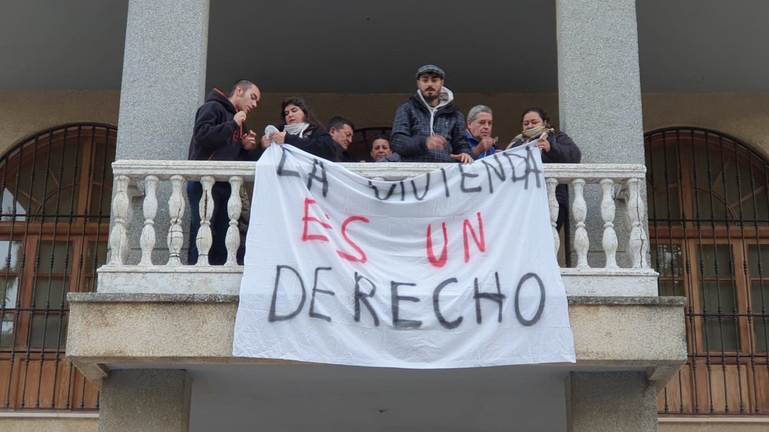 Encierro en el Ayuntamiento de San Juan para evitar el desahucio de una madre y dos menores