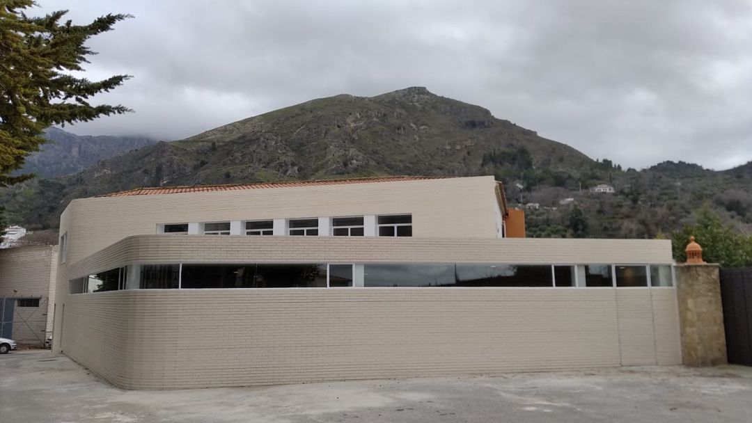 El edificio asociaciones y clubes deportivos responde a una estetica moderna El edificio asociaciones y clubes deportivos responde a una estetica moderna