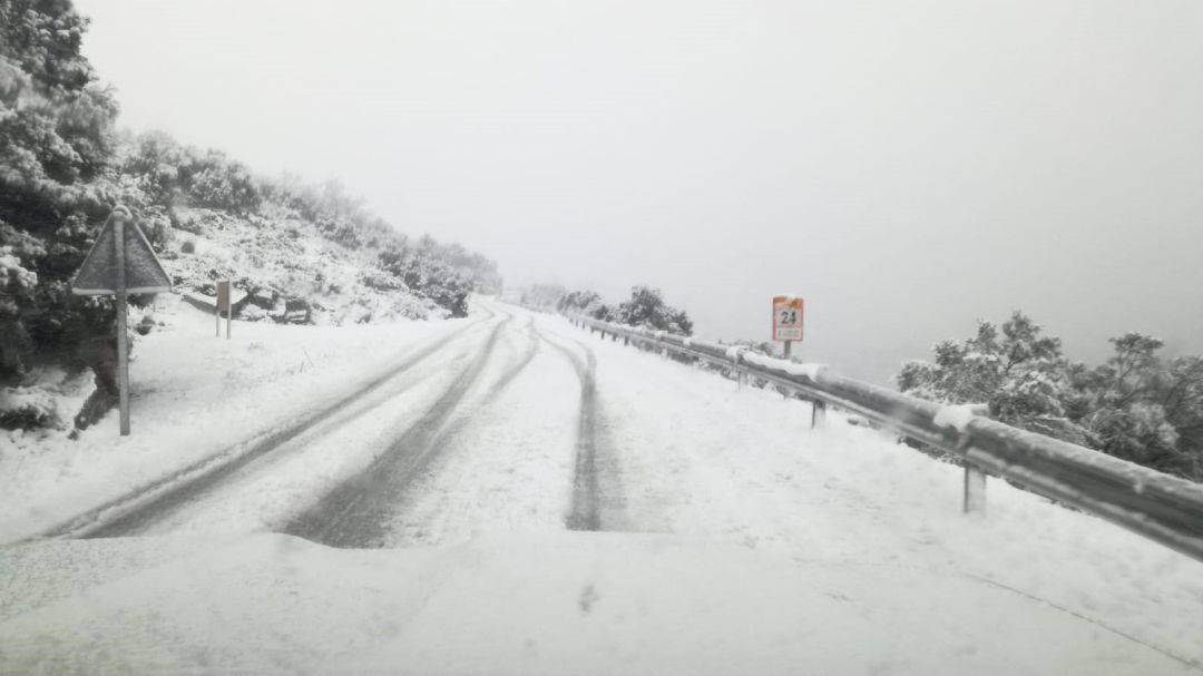 Muchas de las carreteras de interior se han hecho impracticables, también para el transporte escolar Muchas de las carreteras de interior se han hecho impracticables, también para el transporte escolar