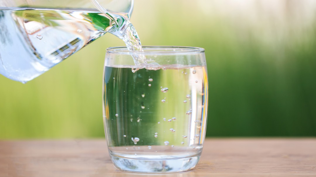 ¿Es saludable beber agua con gas?