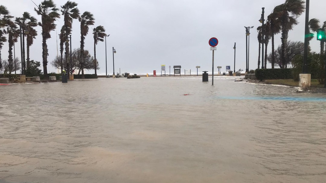 El temporal engulle el paseo marítimo de València