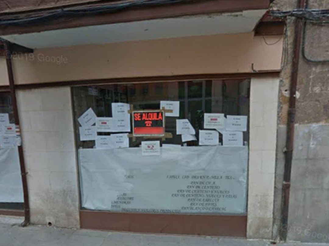 Cartel de "se alquila" en un local de la calle San Torcuato de la capital Cartel de "se alquila" en un local de la calle San Torcuato de la capital