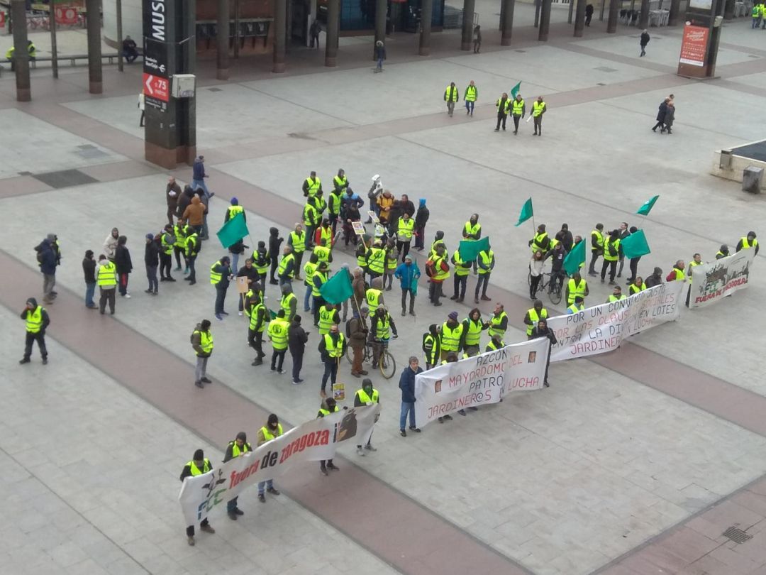 Trabajodores de Parques y Jardines de la empresa FCC concentrados esta mañana en frente al Ayuntamiento de Zaragoza Trabajodores de Parques y Jardines de la empresa FCC concentrados esta mañana en frente al Ayuntamiento de Zaragoza