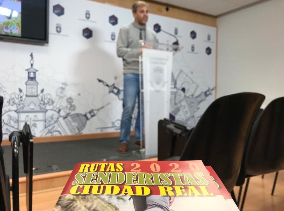 El concejal Antonio Gallego ha presentado el programa de rutas senderistas El concejal Antonio Gallego ha presentado el programa de rutas senderistas