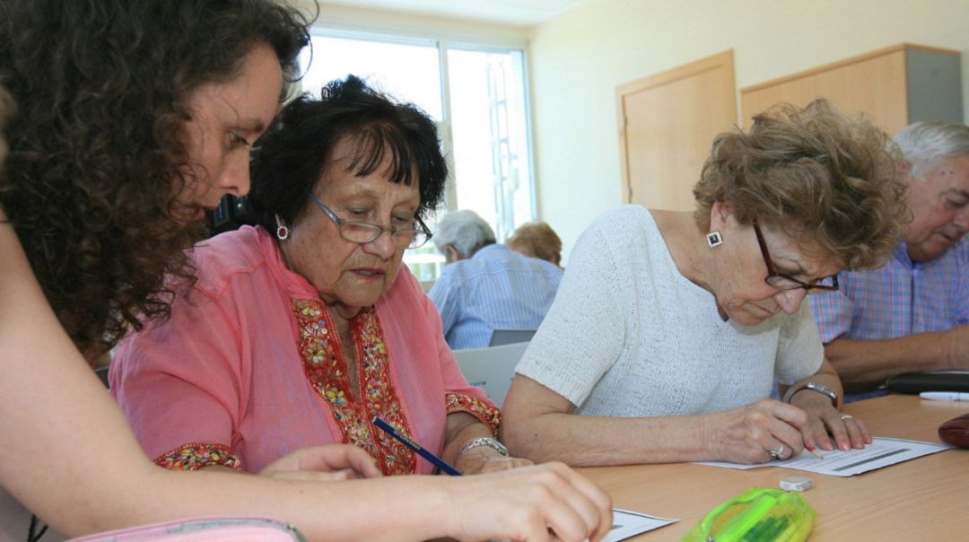 Las terapias y ejercicios se realizan en centros sociales, viviendas tuteladas y en los propios hogares. Las terapias y ejercicios se realizan en centros sociales, viviendas tuteladas y en los propios hogares.