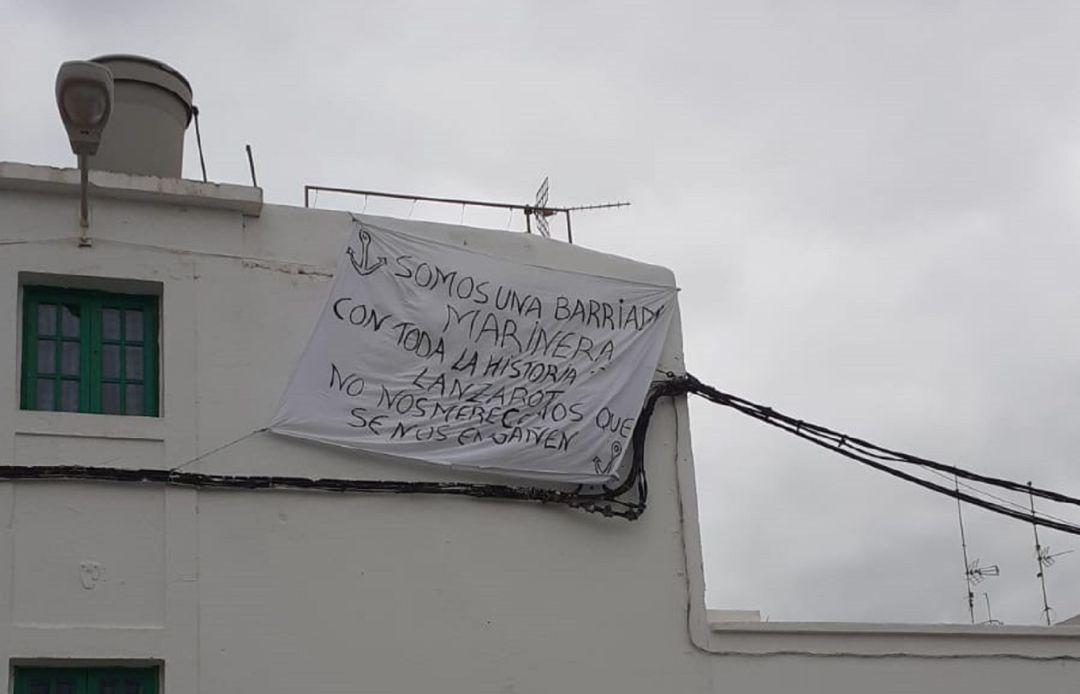 Pancarta colgada en la barriada marinera de Arrecife Pancarta colgada en la barriada marinera de Arrecife
