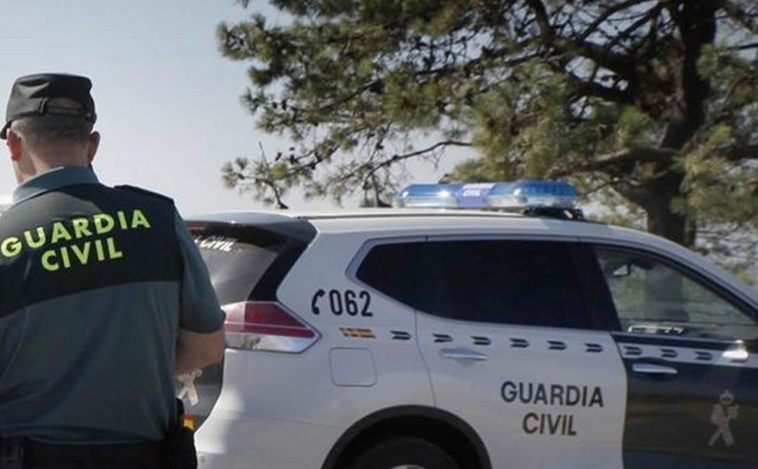 Un agente de la Guardia Civil junto al vehículo patrulla. Un agente de la Guardia Civil junto al vehículo patrulla.