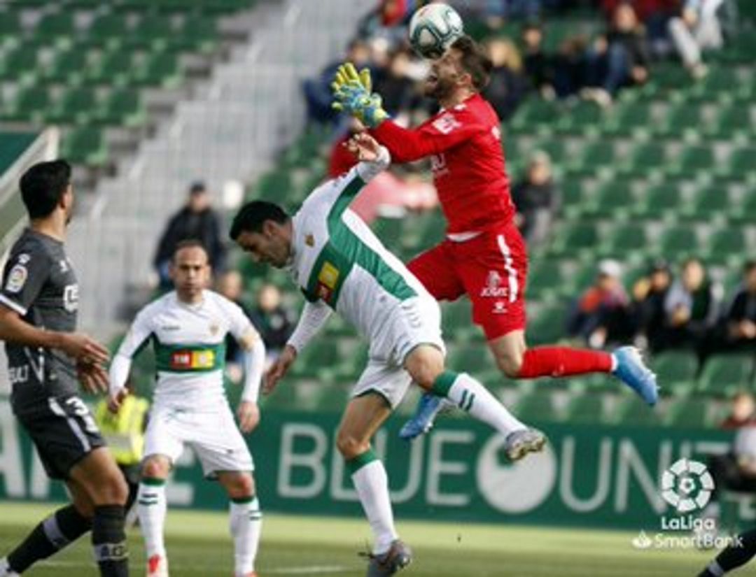 Jugada entre el Alcorcón y el Elche Jugada entre el Alcorcón y el Elche
