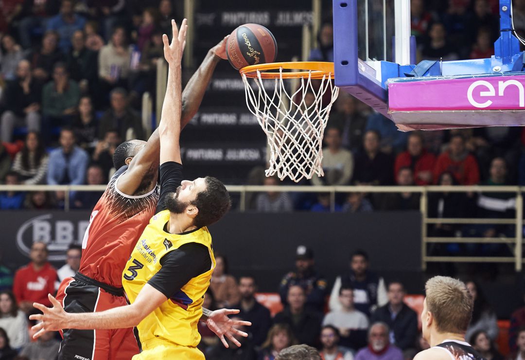 El jugador de Montakit Fuenlabrada Christian Eyenga (i) 'posteriza' a Nikola Mirotic (Barça) durante un lance del encuentro. Fueron los dos únicos puntos del congoleño en el partido, mientras que el internacional español terminó con 17 y 7 rebotes. El jugador de Montakit Fuenlabrada Christian Eyenga (i) 'posteriza' a Nikola Mirotic (Barça) durante un lance del encuentro. Fueron los dos únicos puntos del congoleño en el partido, mientras que el internacional español terminó con 17 y 7 rebotes.