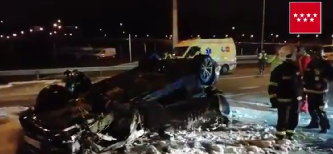 Uno de los vehículos implicados en el accidente volcó y se incendió. Su conductro salió huyendo del lugar. Uno de los vehículos implicados en el accidente volcó y se incendió. Su conductro salió huyendo del lugar.