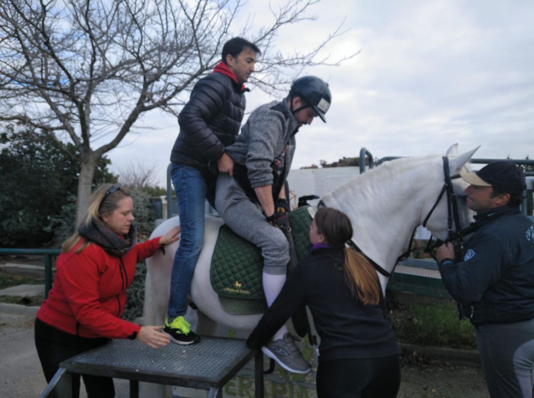 Victor sube al caballo Presu con ayuda de todo el equipo Victor sube al caballo Presu con ayuda de todo el equipo