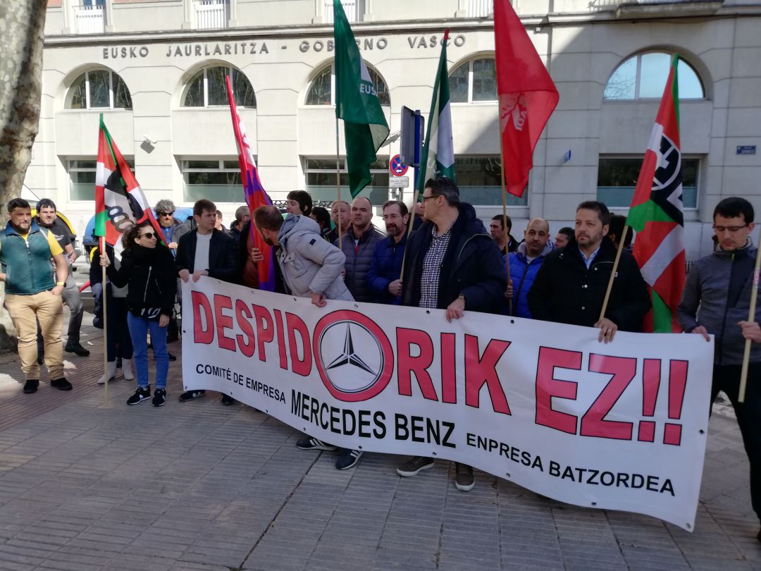 Concentración el pasado año del comité de empresa contra los despidos que llevó a cabo Mercedes a trabajadores que habían criticado a la firma Concentración el pasado año del comité de empresa contra los despidos que llevó a cabo Mercedes a trabajadores que habían criticado a la firma