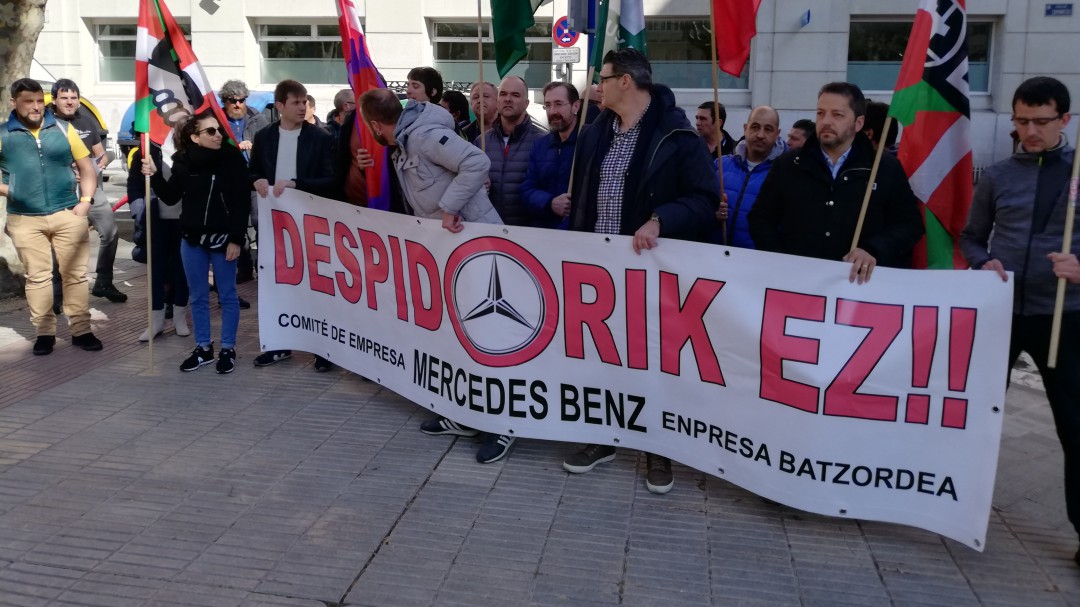 Condenan a Mercedes Benz a readmitir a un trabajador que despidió por criticar a la empresa