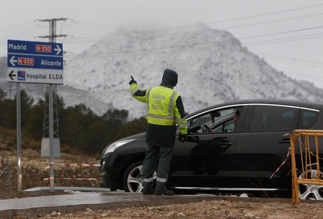 Agentes de la Guardia Civil de Tráfico indican a los conductores que la A-31 está cortada por nieve a la altura de la salida del hospital de Elda hacia Madrid. Agentes de la Guardia Civil de Tráfico indican a los conductores que la A-31 está cortada por nieve a la altura de la salida del hospital de Elda hacia Madrid.