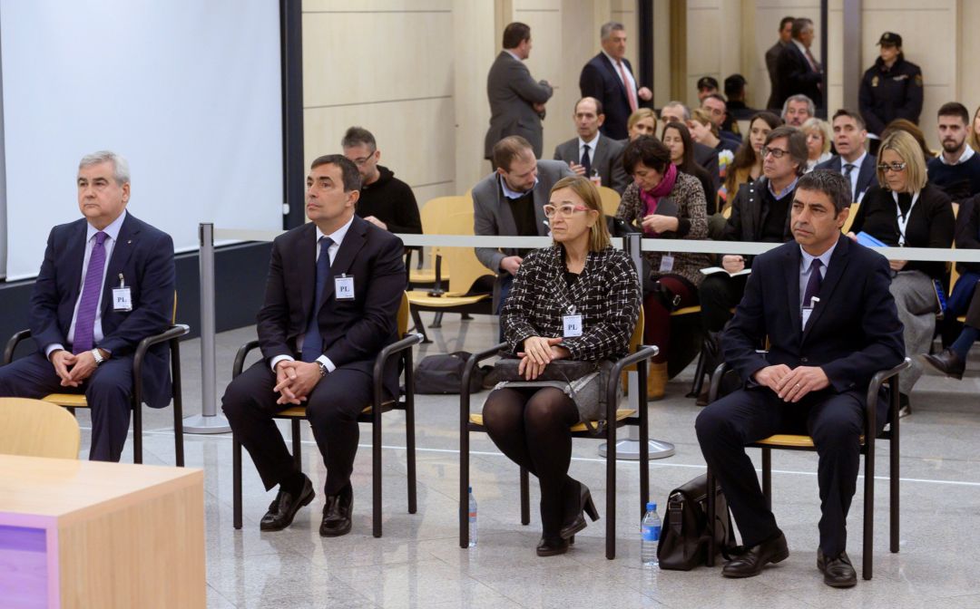 El exsecretario de Interior de la Policía de la Generalitat, Cesar Puig; el exdirector de los Mossos d'Esquadra, Pere Soler; la exintendente de Mossos d'Esquadra, Teresa Laplana; y el exmayor de los Mossos d'Esquadra, Josep Lluís Trapero. El exsecretario de Interior de la Policía de la Generalitat, Cesar Puig; el exdirector de los Mossos d'Esquadra, Pere Soler; la exintendente de Mossos d'Esquadra, Teresa Laplana; y el exmayor de los Mossos d'Esquadra, Josep Lluís Trapero.
