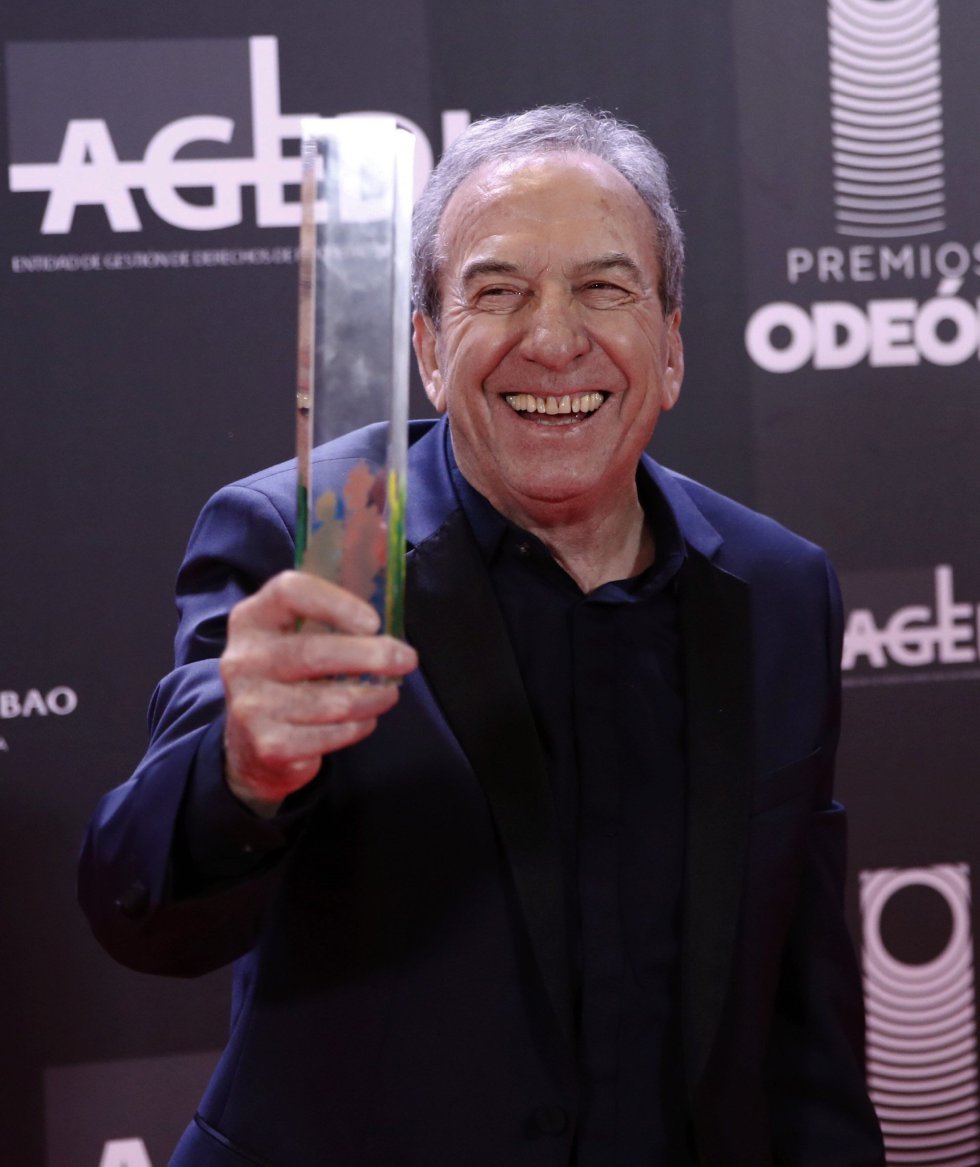 El cantante y compositor José Luis Perales posa con el Premio de honor a la finalización de la primera edición de los Premios Odeón El cantante y compositor José Luis Perales posa con el Premio de honor a la finalización de la primera edición de los Premios Odeón