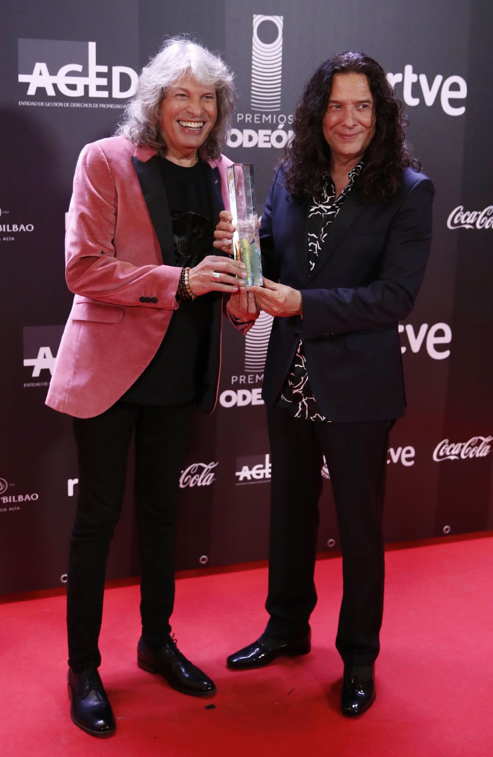 El cantaor José Mercé (i) y el guitarrista Tomatito tras recibir el premio al Mejor Álbum Flamenco durante la entrega de los primeros Premios Odeón El cantaor José Mercé (i) y el guitarrista Tomatito tras recibir el premio al Mejor Álbum Flamenco durante la entrega de los primeros Premios Odeón
