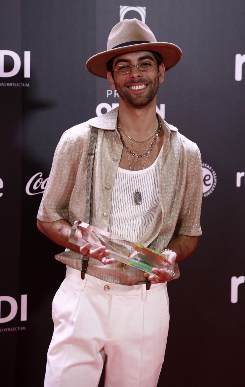 El cantante Don Patricio tras recibir el premio a la mejor canción por 'Contando Lunares' El cantante Don Patricio tras recibir el premio a la mejor canción por 'Contando Lunares'
