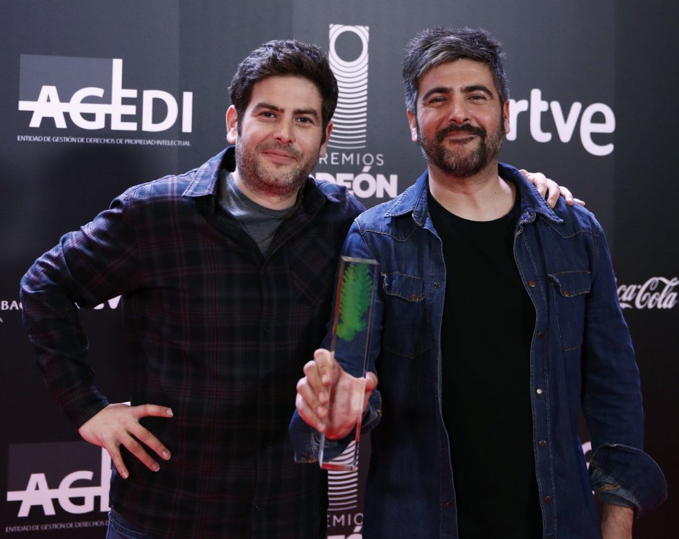 Los hermanos David (d) y José Manuel Muñoz, Estopa, posan con el premio al mejor grupo en la primera edición de los Premios Odeón Los hermanos David (d) y José Manuel Muñoz, Estopa, posan con el premio al mejor grupo en la primera edición de los Premios Odeón