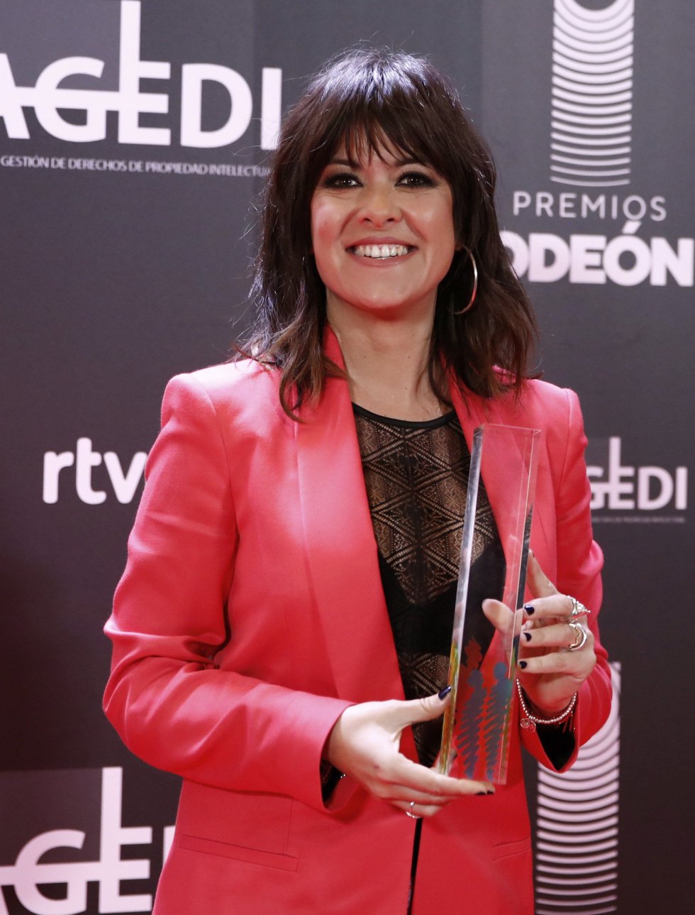 La cantante Vanesa Martín posa con el premio a la mejor artista femenina en la primera edición de los Premios Odeón La cantante Vanesa Martín posa con el premio a la mejor artista femenina en la primera edición de los Premios Odeón