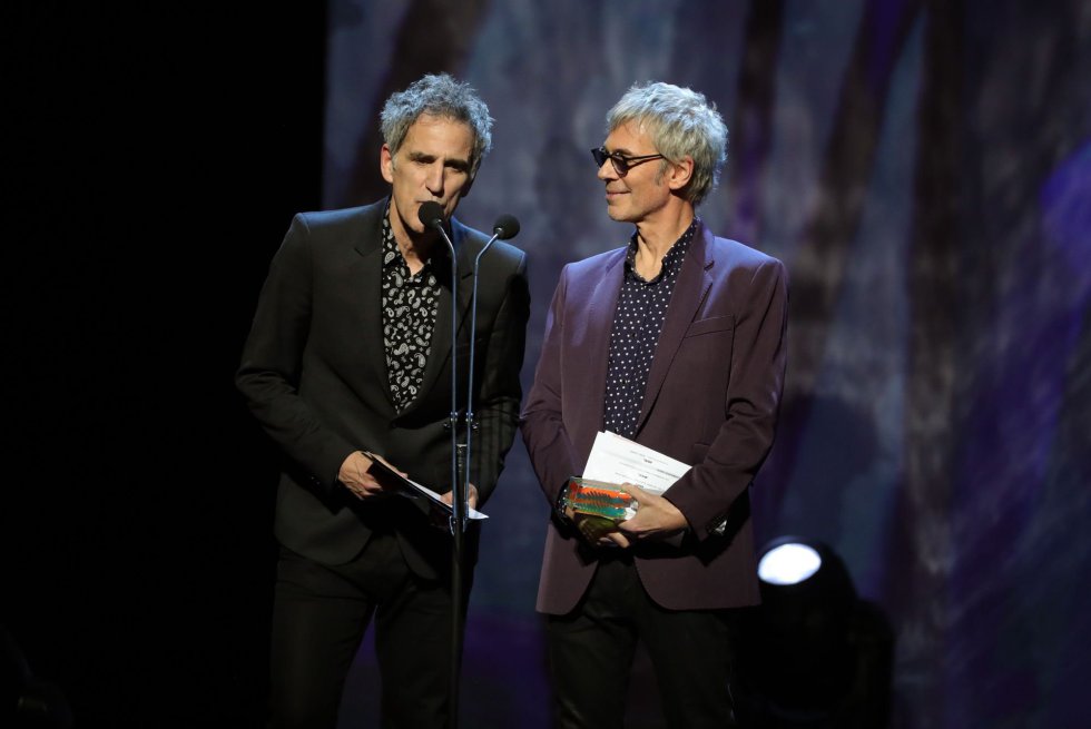 Los cantantes Mikel Erentxun (i) y Ariel Rot presentan el premio al mejor grupo de rock en la primera edición de los Premios Odeón Los cantantes Mikel Erentxun (i) y Ariel Rot presentan el premio al mejor grupo de rock en la primera edición de los Premios Odeón