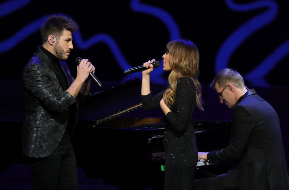Los cantantes Aitana y Antonio José durante su actuación en la primera edición de los Premios Odeón Los cantantes Aitana y Antonio José durante su actuación en la primera edición de los Premios Odeón