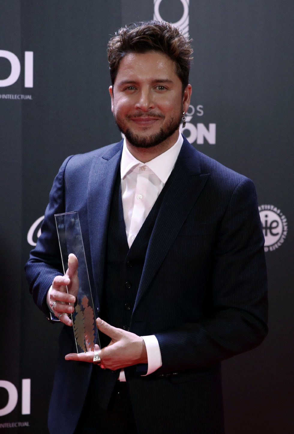 El cantante Manuel Carrasco posa con el premio al 'Mejor directo 2019' El cantante Manuel Carrasco posa con el premio al 'Mejor directo 2019'