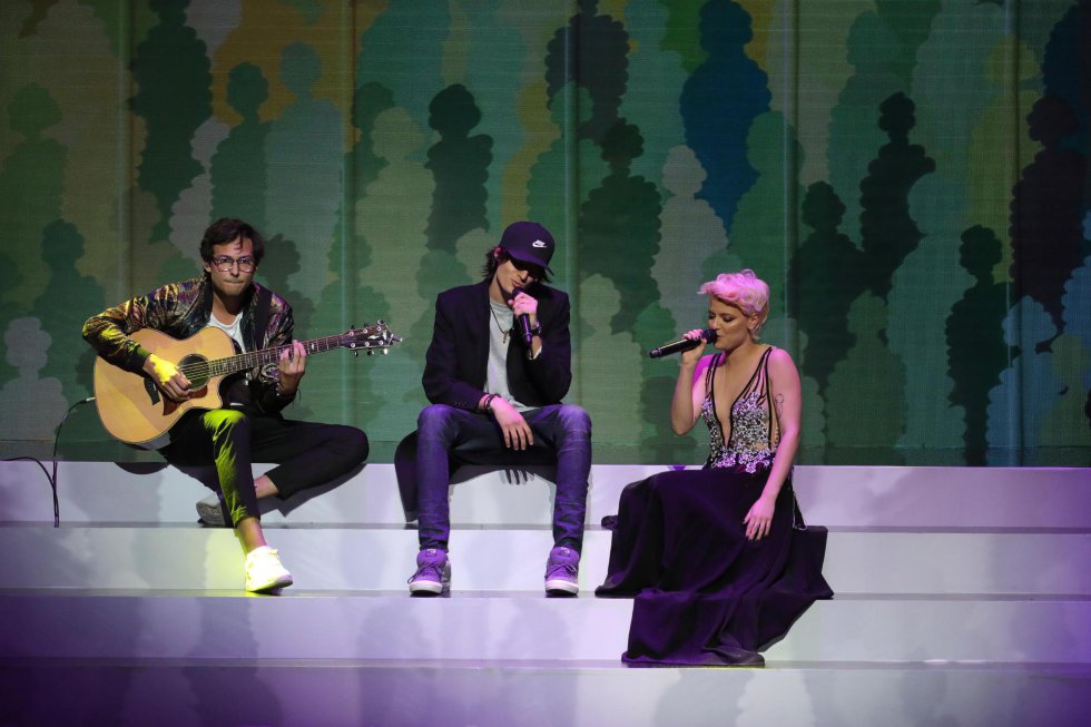 El cantante venezolano Dani Ocean (c) y la cantante Alba Reche durante su actuación El cantante venezolano Dani Ocean (c) y la cantante Alba Reche durante su actuación