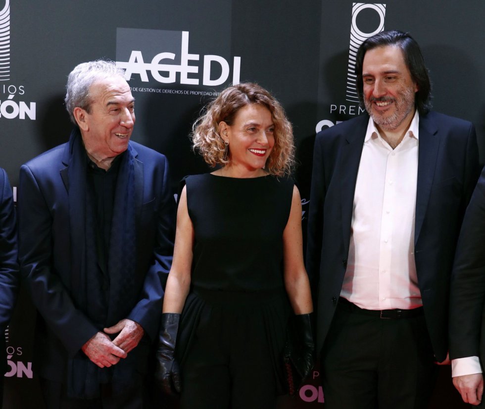 El cantante José Luis Perales, la presienta del Congreso, Meritxell Batet, y el presidente de la Entidad de Gestión de los derechos de la Propiedad Intelectual (AGEDI), Antonio Guisasola El cantante José Luis Perales, la presienta del Congreso, Meritxell Batet, y el presidente de la Entidad de Gestión de los derechos de la Propiedad Intelectual (AGEDI), Antonio Guisasola