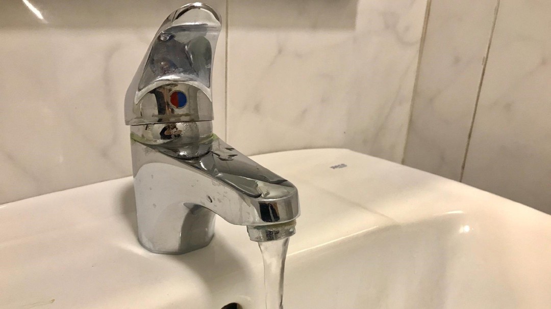 Beber agua del grifo no provoca cáncer: su cloración salva vidas