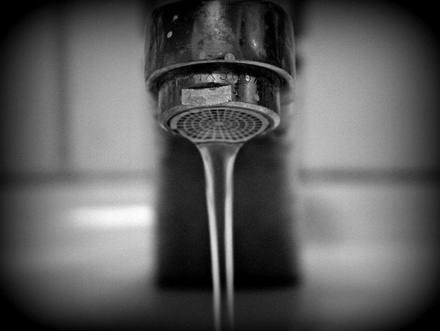 Beber agua del grifo no provoca cáncer: su cloración salva vidas Beber agua del grifo no provoca cáncer: su cloración salva vidas