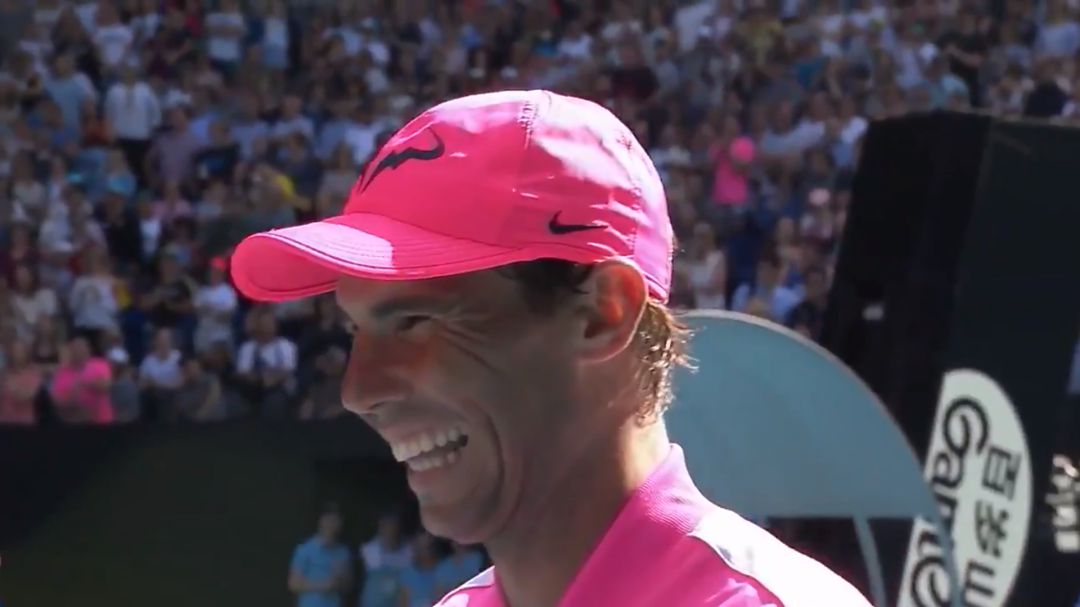 Rafa Nadal durante la entrevista a pie de pista con Jim Courier. Rafa Nadal durante la entrevista a pie de pista con Jim Courier.
