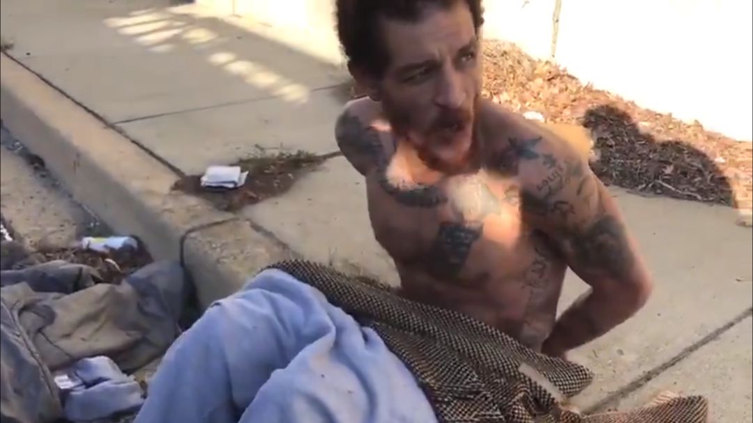 Delonte West explica un incidente en la calle. Delonte West explica un incidente en la calle.