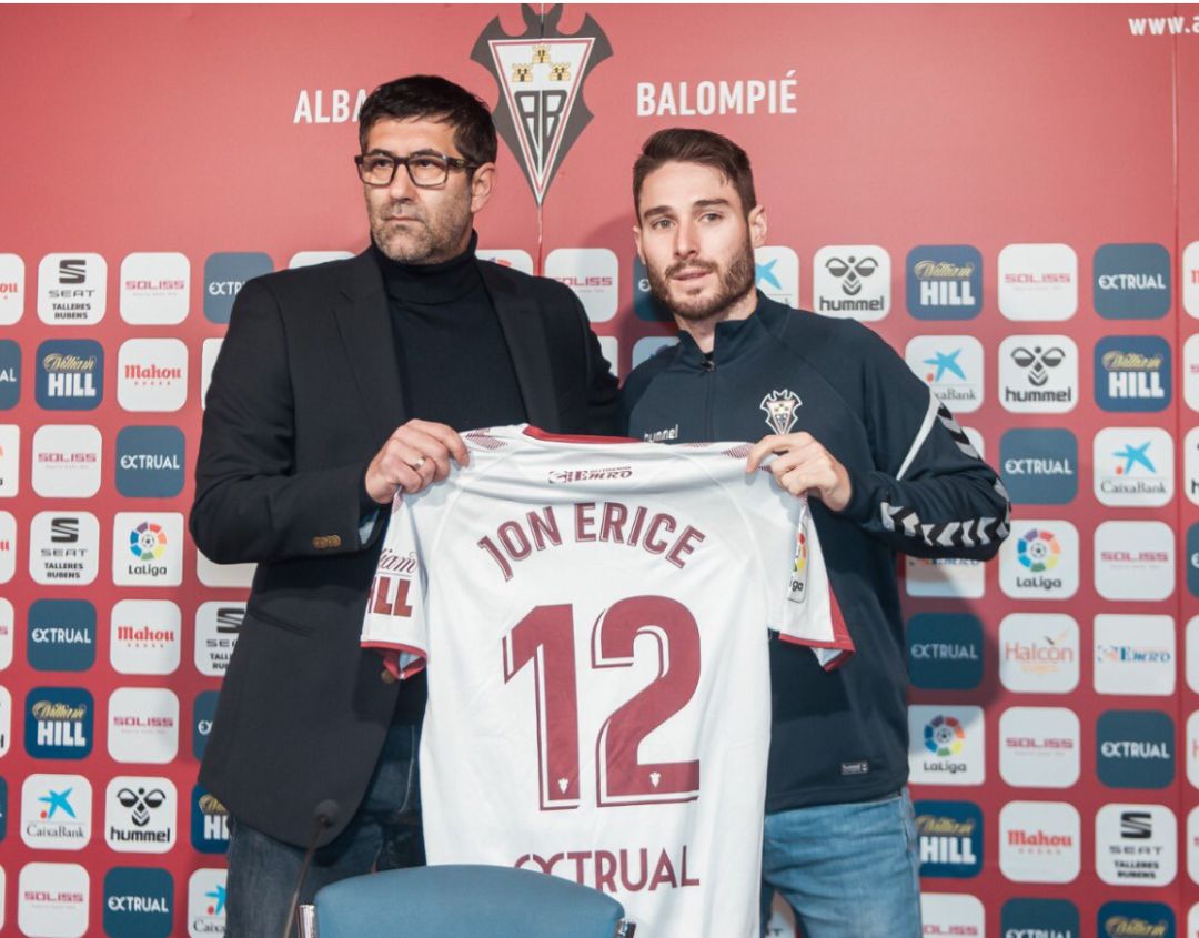 Jon Erice y Mauro Pérez, esta mañana en la presentación del futbolista navarro Jon Erice y Mauro Pérez, esta mañana en la presentación del futbolista navarro