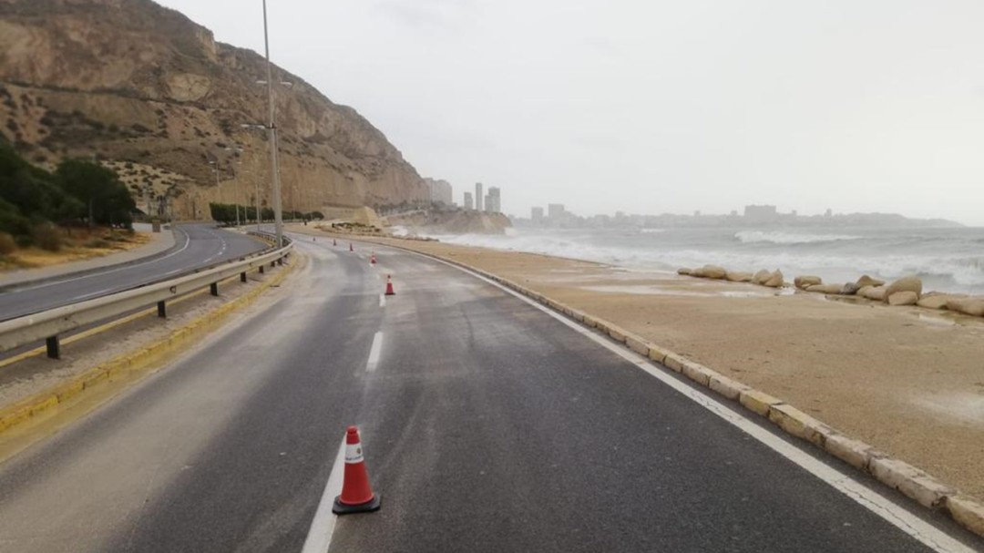 El Ayuntamiento cierra la playa del Postiguet por un fuerte olor a gasóleo