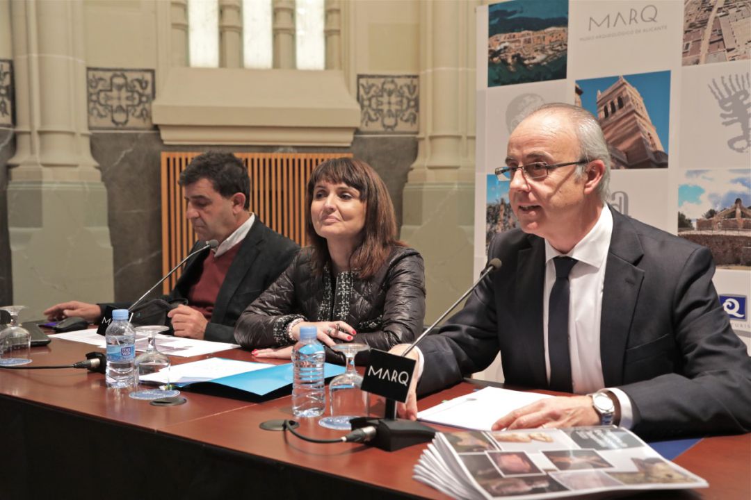 El director técnico del museo, Manuel Olcina (i), la diputada de Cultura, Julia Parra (c) y el director gerente de la Fundación MARQ, Alberto Cortés (d) en la presentación de la programación del museo para 2020. El director técnico del museo, Manuel Olcina (i), la diputada de Cultura, Julia Parra (c) y el director gerente de la Fundación MARQ, Alberto Cortés (d) en la presentación de la programación del museo para 2020.
