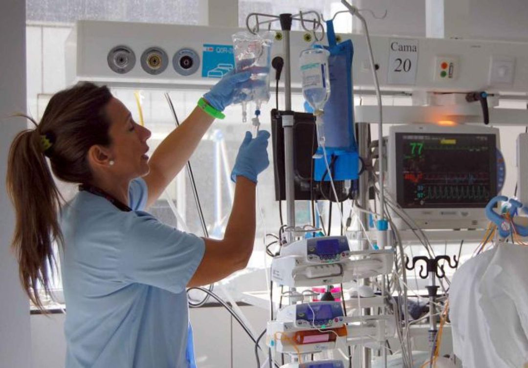 Una enfermera comprueba un gotero Una enfermera comprueba un gotero