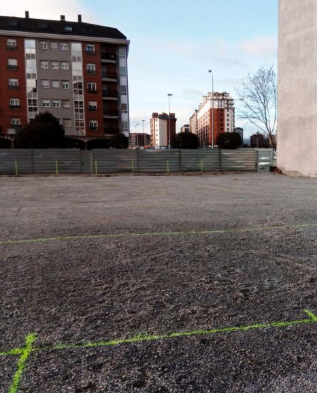El aparcamiento se habilitó hace dos años en el solar del antiguo cuartel de la Guardia Civil El aparcamiento se habilitó hace dos años en el solar del antiguo cuartel de la Guardia Civil